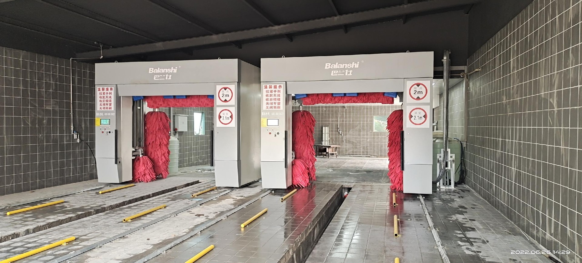 深圳中升雷克薩斯安裝多臺龍門往復(fù)式全自動洗車機