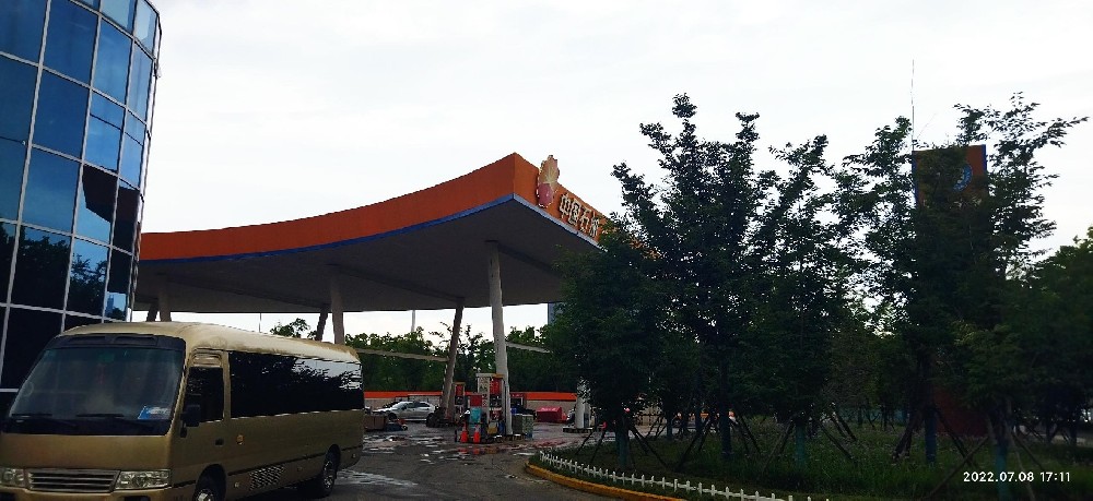 24小時(shí)無(wú)人值守的全自動(dòng)洗車(chē)機(jī)，對(duì)加油站的業(yè)務(wù)有很明顯的促進(jìn)作用。