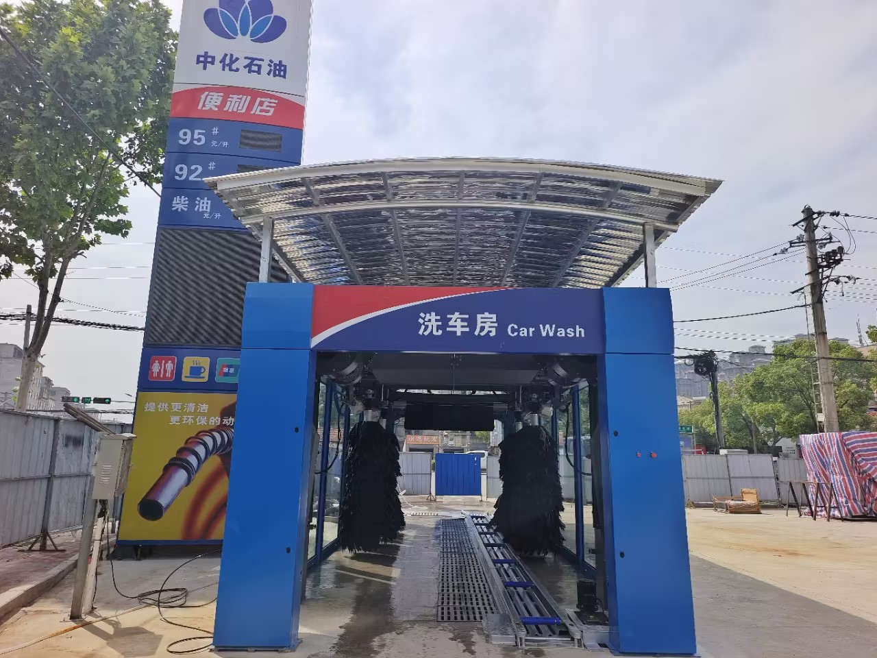 眾多加油站及公司自動(dòng)洗車設(shè)備的供應(yīng)商！品質(zhì)肯定！湖北蘄春中化石油加油站安裝馬蒂亞斯全自動(dòng)洗車機(jī)現(xiàn)場(chǎng)